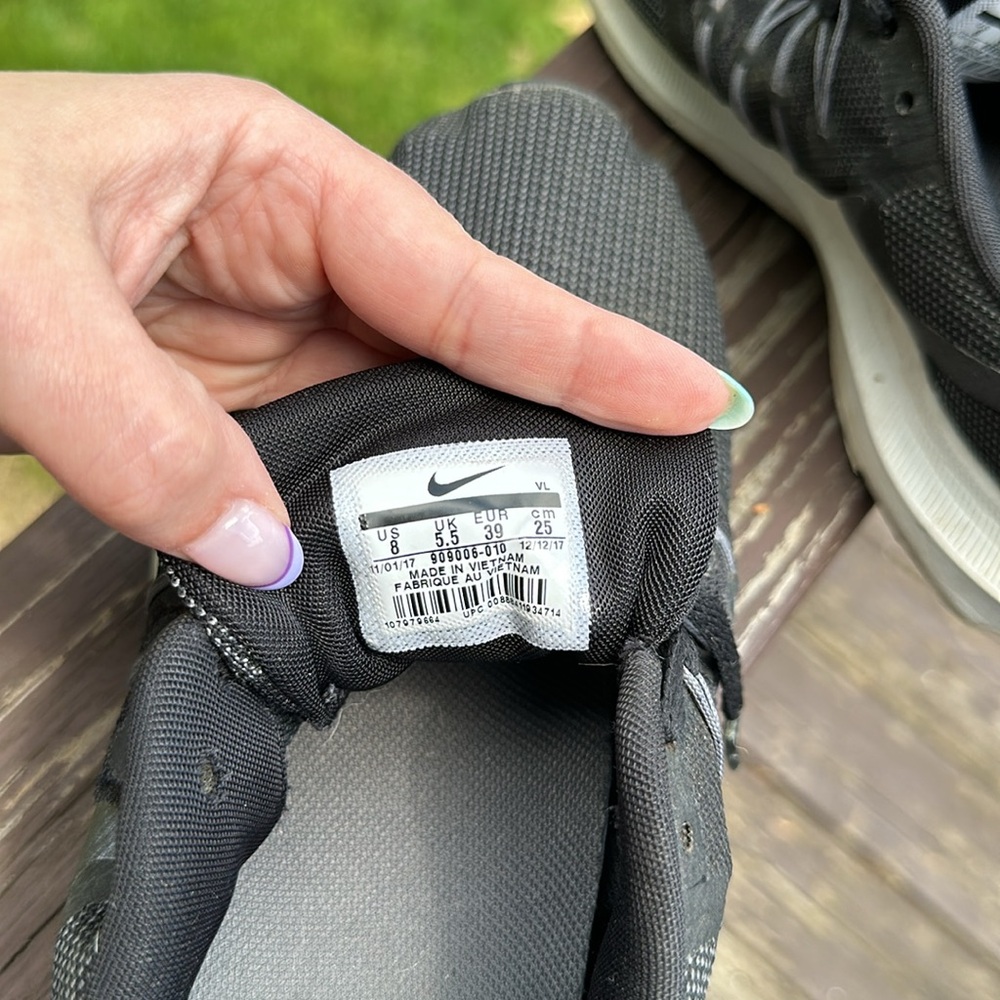 ✨NIKE✨ RUNNING SHOES - Picture 4 of 4